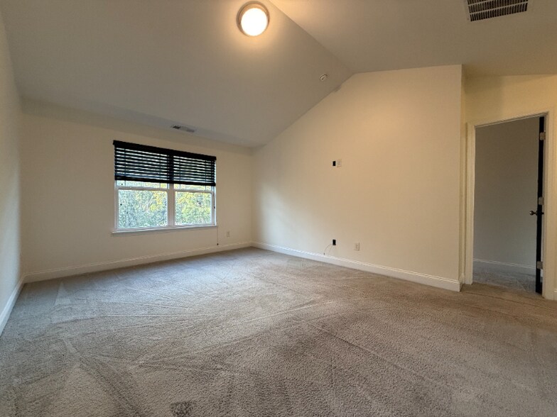 Building Photo - 1365 Memorial Dr SE