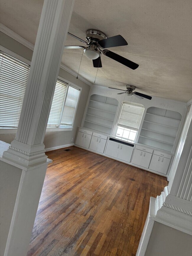 Building Photo - 320 W 41st St