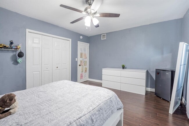 Building Photo - 6824 SW 5th St