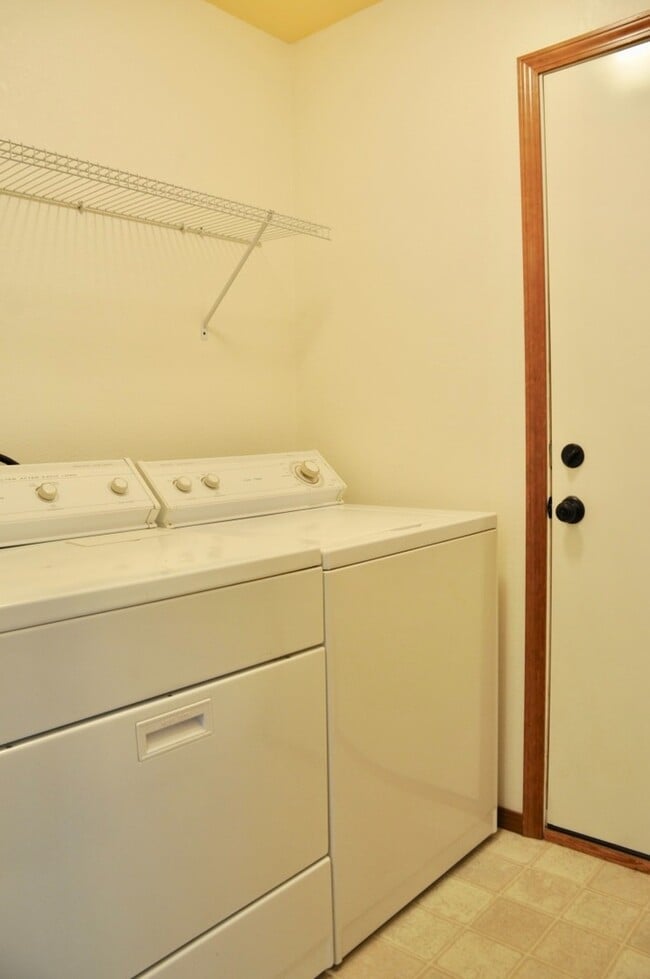 Building Photo - 3 bed 2 bath rancher with A/C