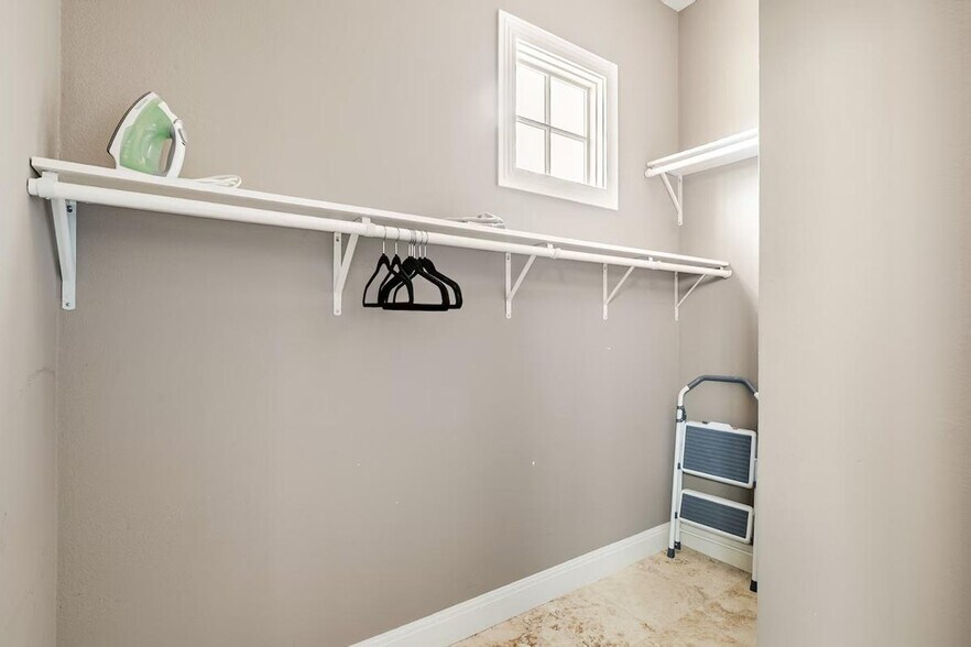 Building Photo - 805 The High Rd