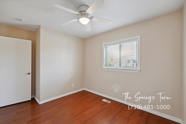 Building Photo - INVITING 3BD HOME w/ SPACIOUS LAYOUT & CHARM - Security Deposit Waiver Available