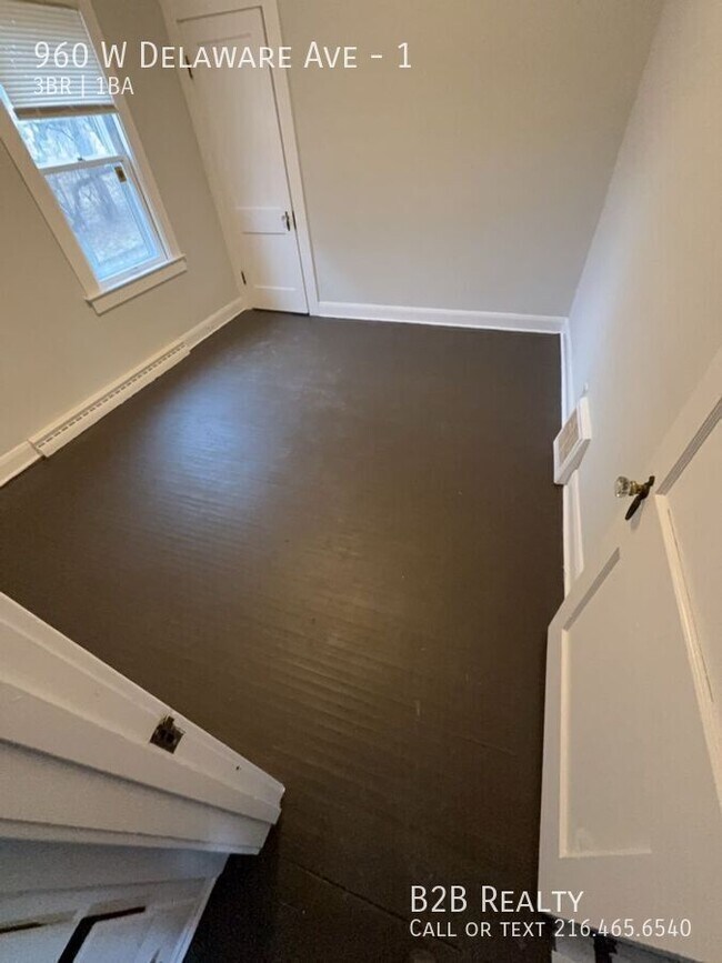 Building Photo - 960 W Delaware Ave