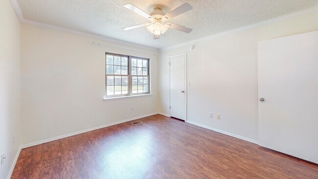 Building Photo - 4004 S Maple Ave