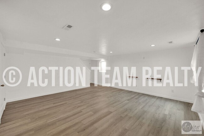 Building Photo - Middle Row Townhome in Herriman!