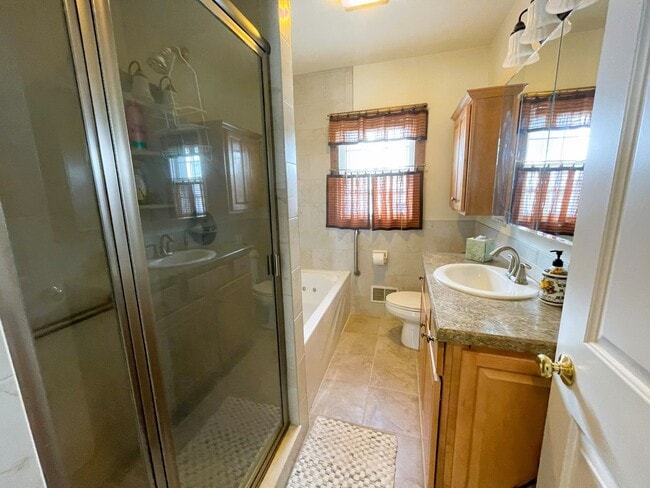 Building Photo - 5 Bed 2 Bath Annual Rental