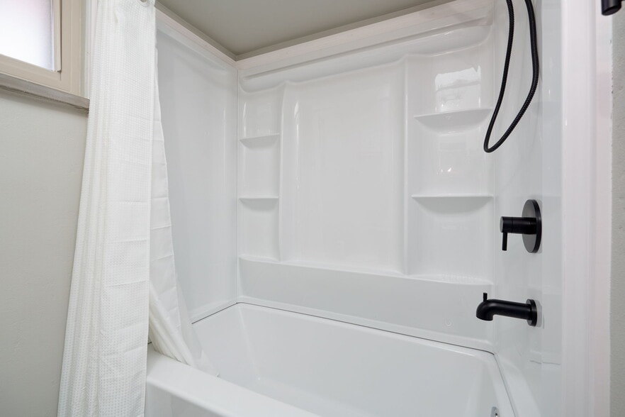 Building Photo - 3048 Southdale Dr