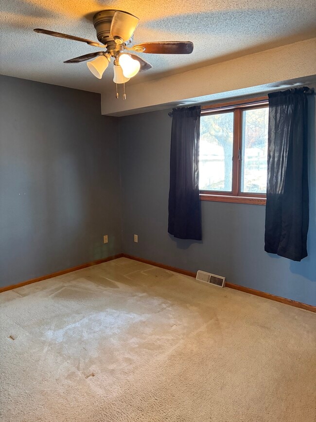 Building Photo - 1018 N Benton Dr