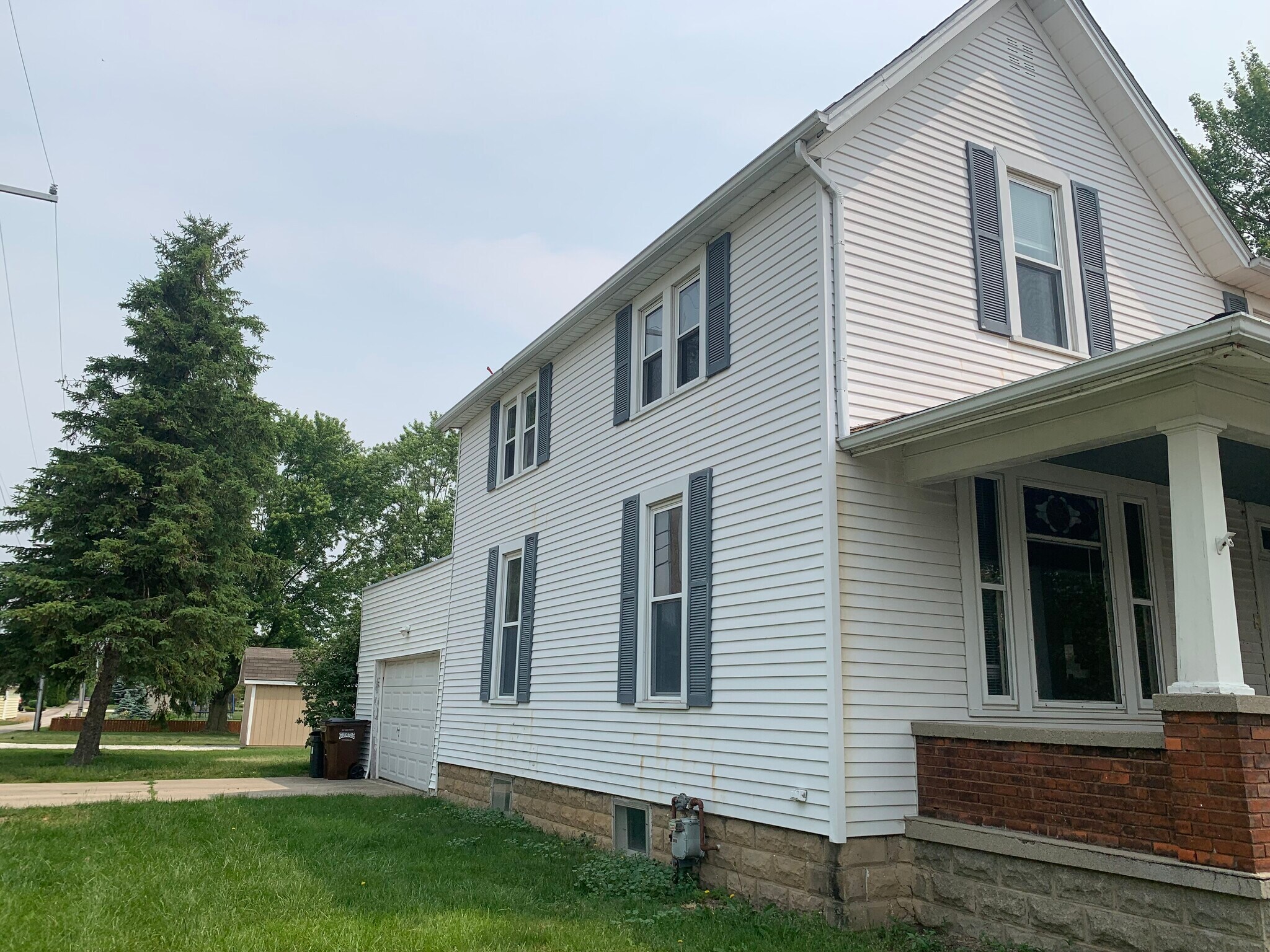 Building Photo - 256 E 5th St