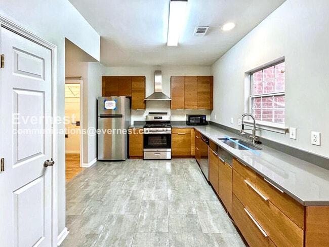 Building Photo - 8002 St Charles Square