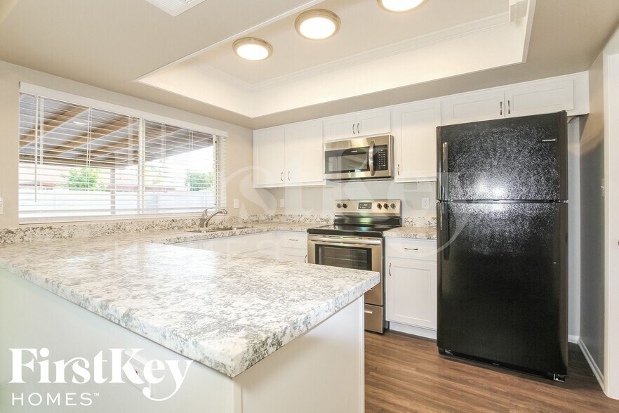 Building Photo - 1327 W Kerry Ln