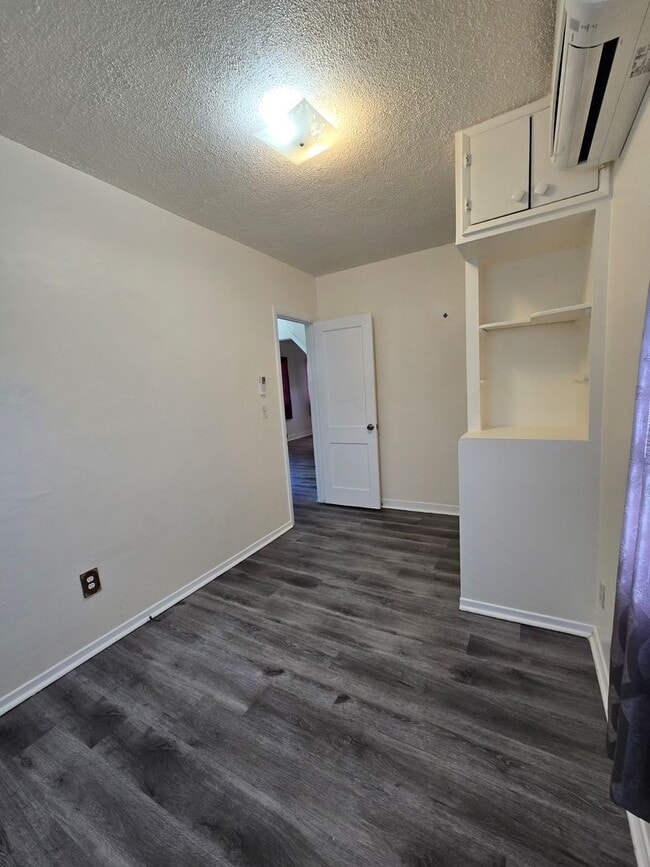 Building Photo - Pet Friendly 2 Bedroom House with a Storag...