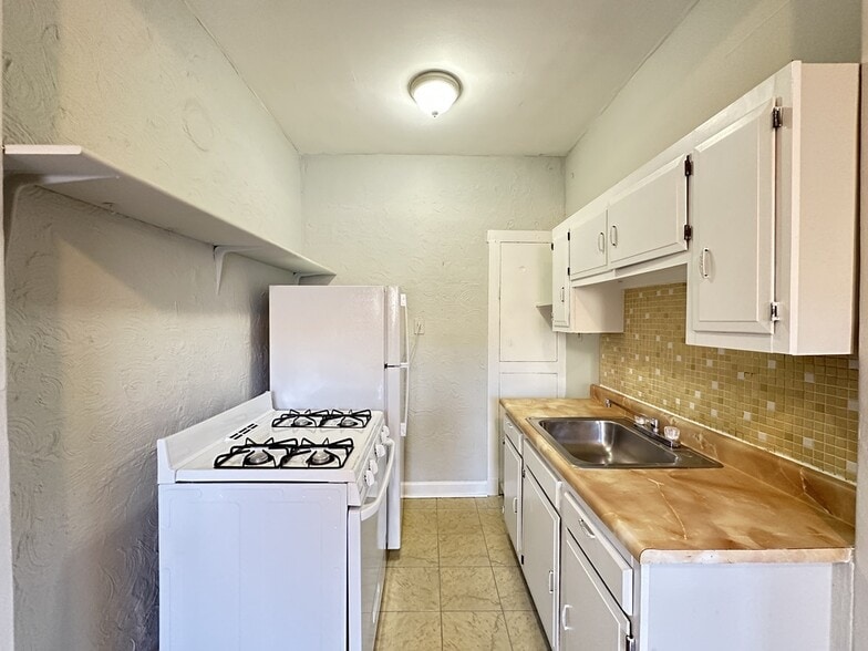 Building Photo - 2249 W Wilson Ave