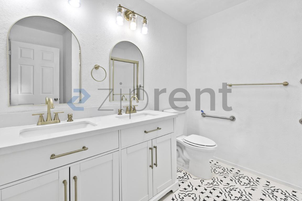 Building Photo - Unit 1022