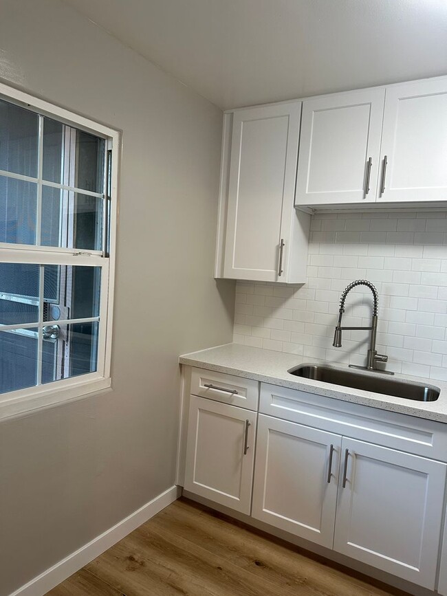 Building Photo - Remodeled Studio Unit in Long Beach, a few...