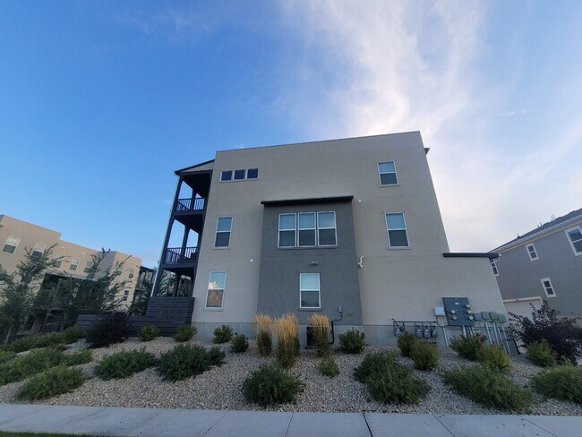 Building Photo - "Spacious 4-Bed Townhouse with Scenic View...