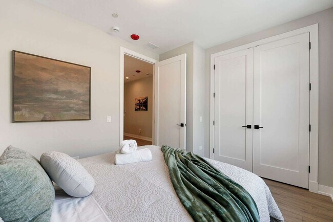 Building Photo - 2344 W Polk St