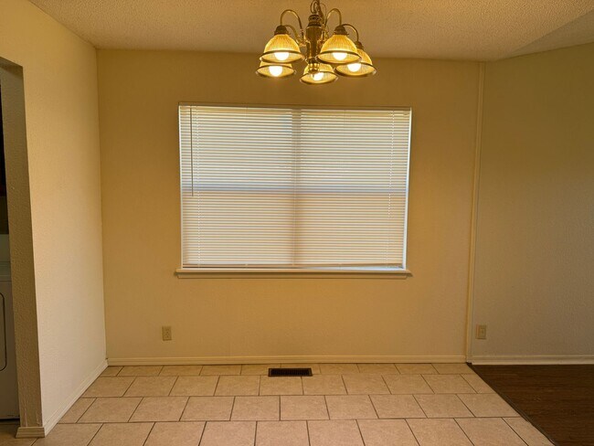 Building Photo - Three bedroom Duplex, Fenced Yard, Quiet N...