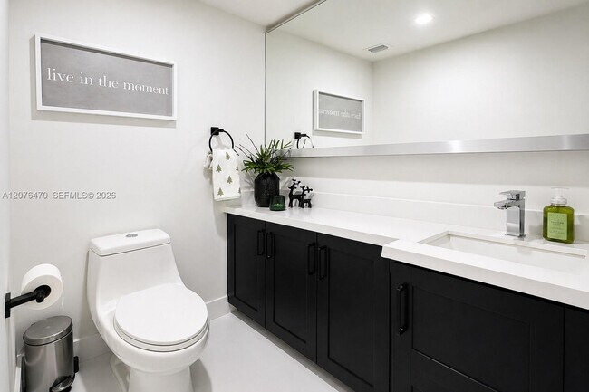 Building Photo - 300 Bayview Dr