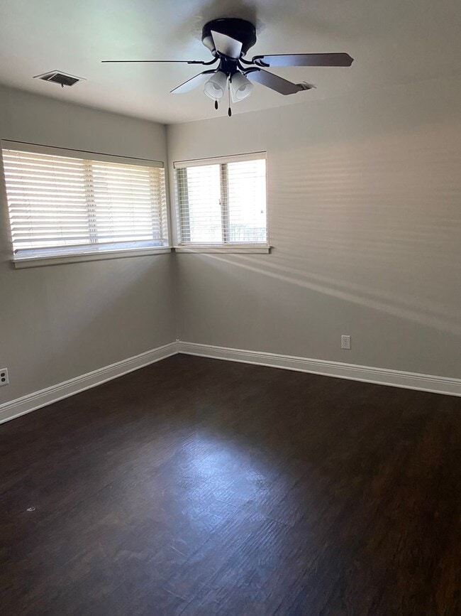 Building Photo - This is a 3 bedroom 1.5 bathroom home with...