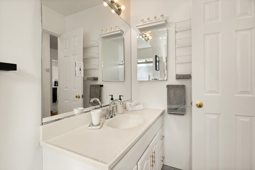 Building Photo - 1169 Amherst Ave