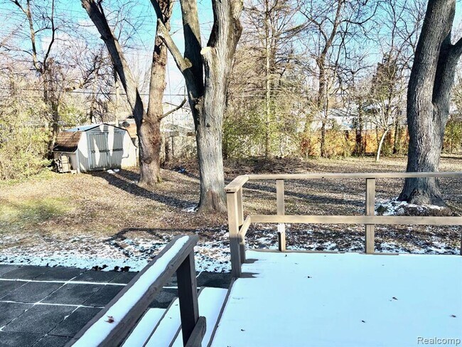 Building Photo - Beautiful Home in Farmington Hills - 3 Bd / 1.5 BA