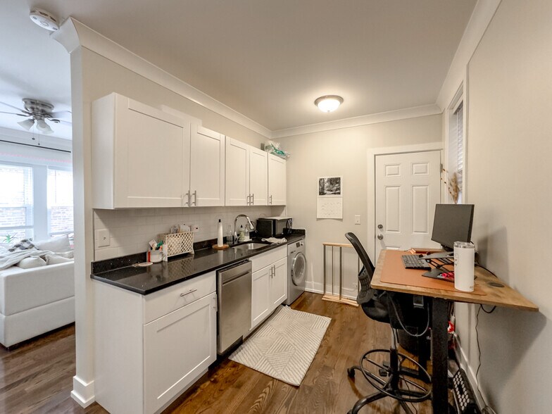 Building Photo - 648 W Roscoe St