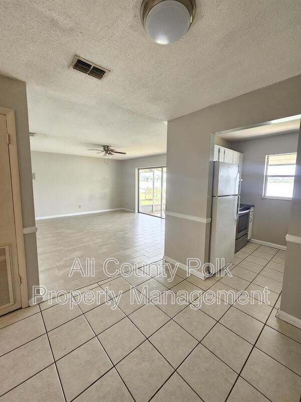 Building Photo - 929 S Buena Vista Dr