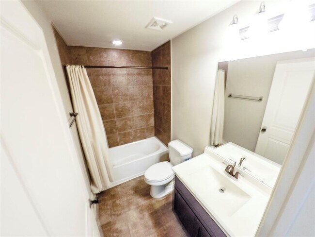 Building Photo - 736 Nicholson St