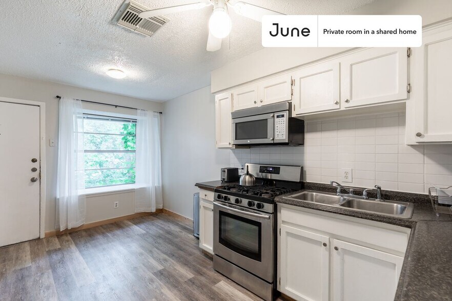 Building Photo - Room in Shared 3 bed/1.5 bath home