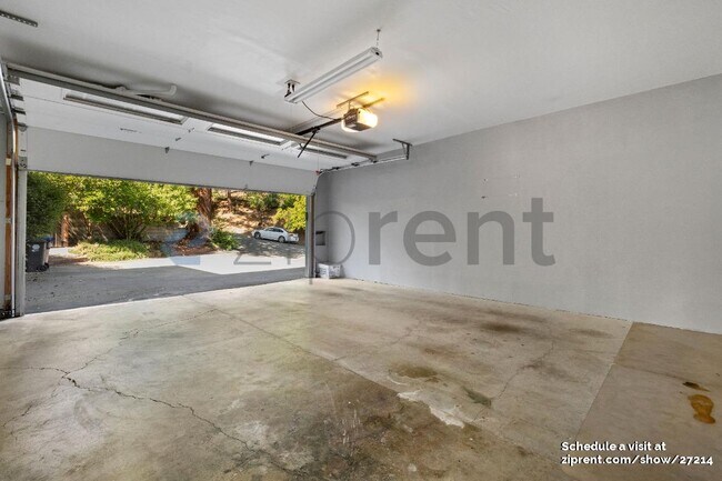 Building Photo - 18463 Almond Rd