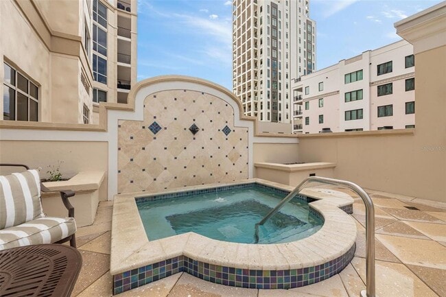 Building Photo - 300 Beach Dr NE