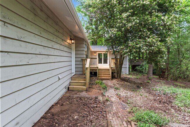 Building Photo - Charming Weatherly Woods Home with In-Law ...