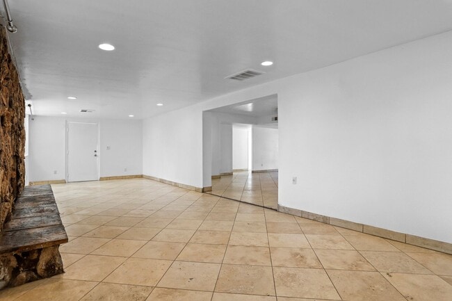 Building Photo - Prime ASU Location 5BR Home with Pool & Garage