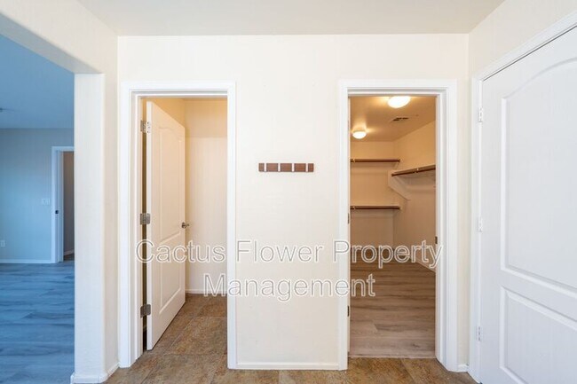 Building Photo - 2721 E Bart St