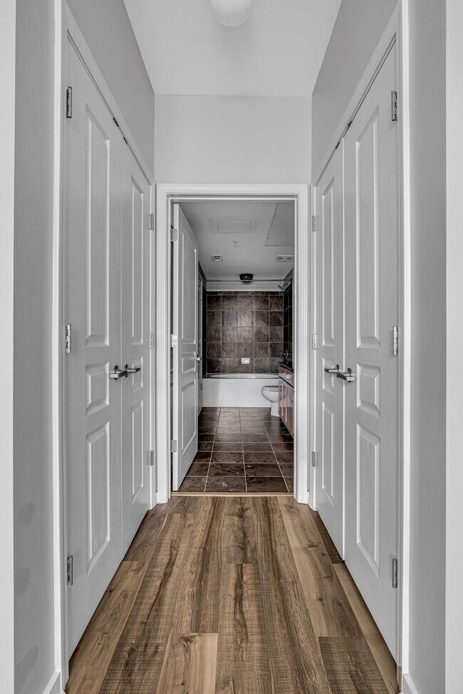 Building Photo - Awesome 1BE/1BA Condo in the heart of West End!