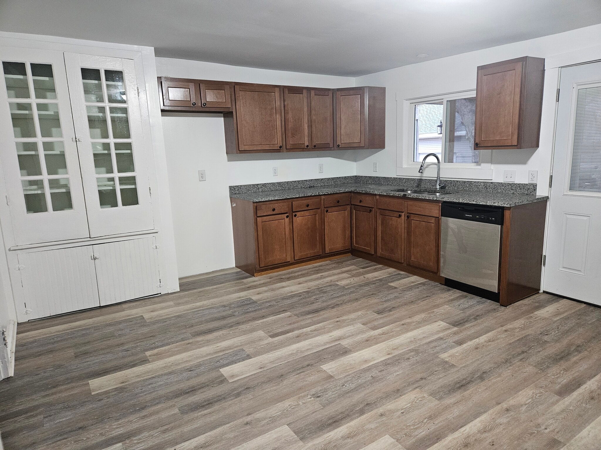 Building Photo - 229 Buckingham St