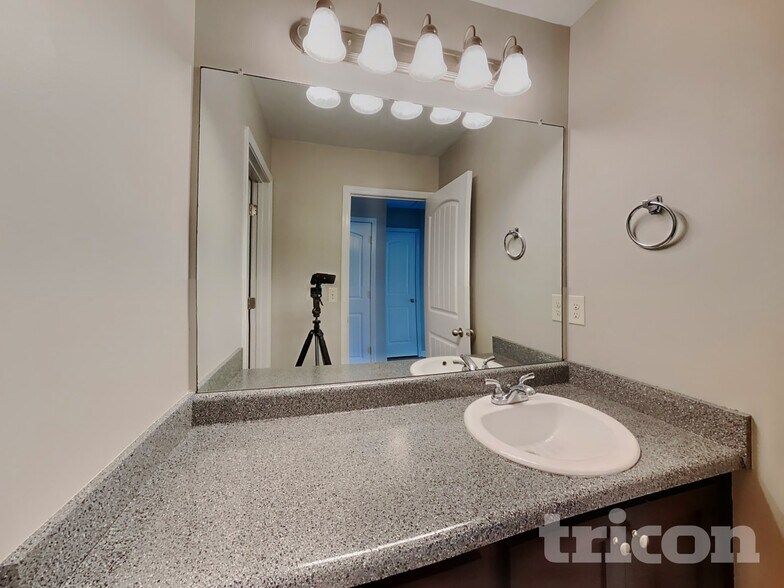 Building Photo - 1006 Grenier Terrace NE