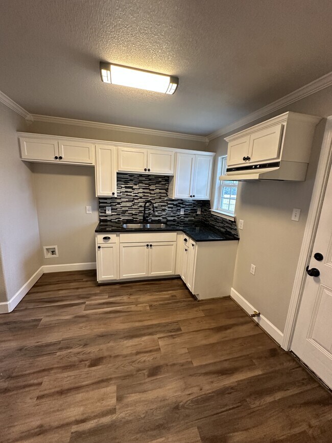 Building Photo - 1320 S 35th St