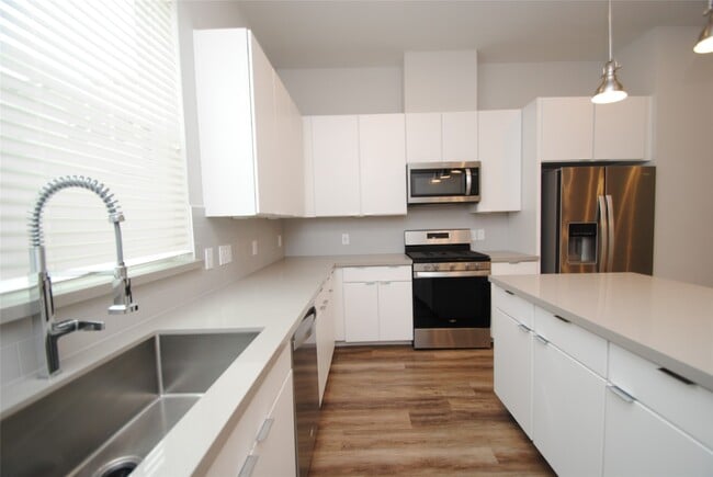 Building Photo - 1270 N Post Oak Rd