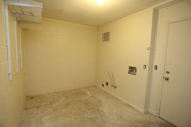 Building Photo - 2 Bedroom near Country Club