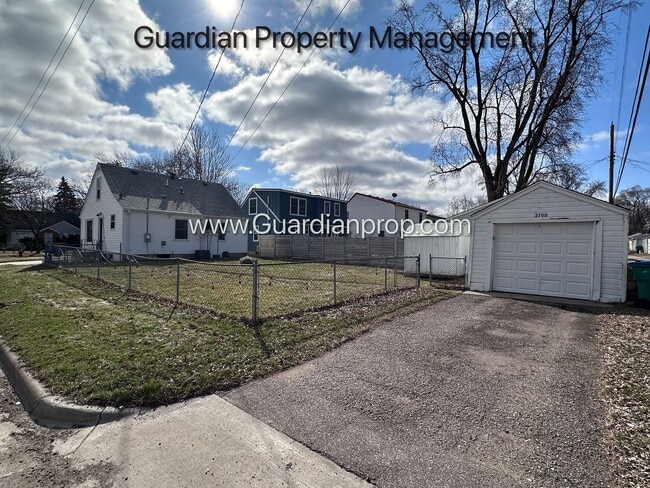 Building Photo - St Louis Park Single Family Home, Fenced In yard, Washer/Dryer, 1 Car Garage