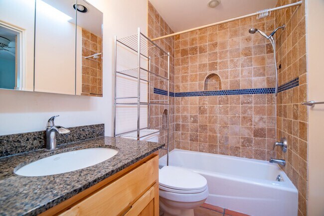 Building Photo - 723 B Gildersleeve St