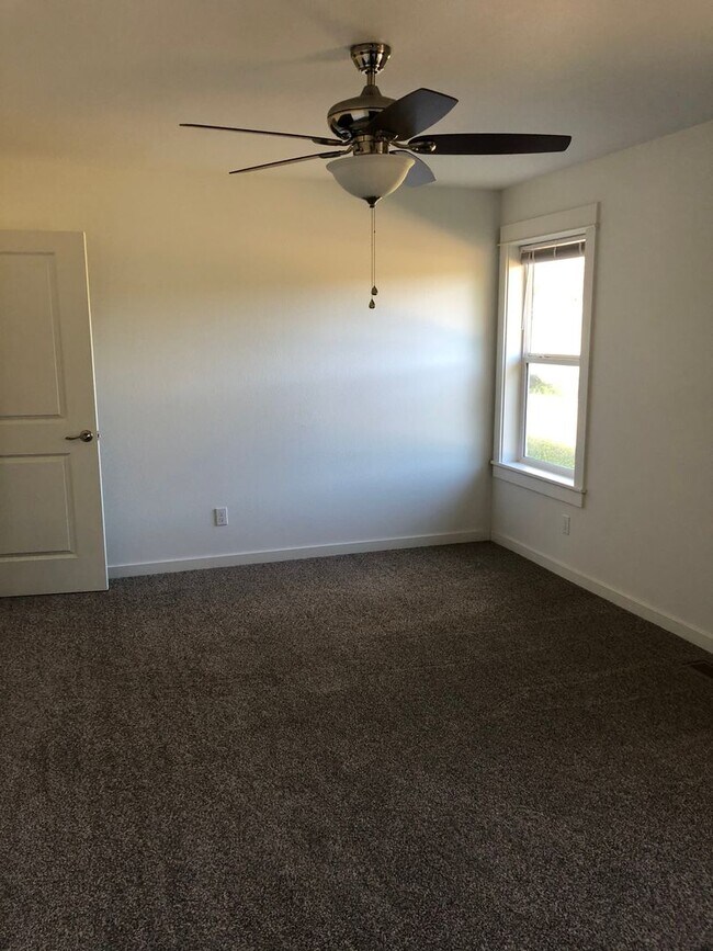 Building Photo - Newer 3 bedroom 2 bath home in Sutherlin