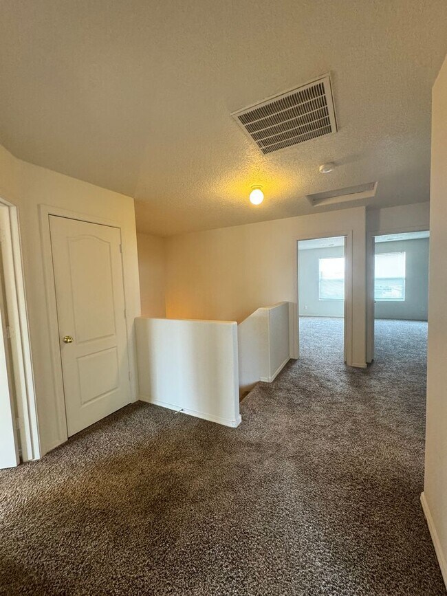 Building Photo - 4 bed 2.5 bath home in Huning Ranch
