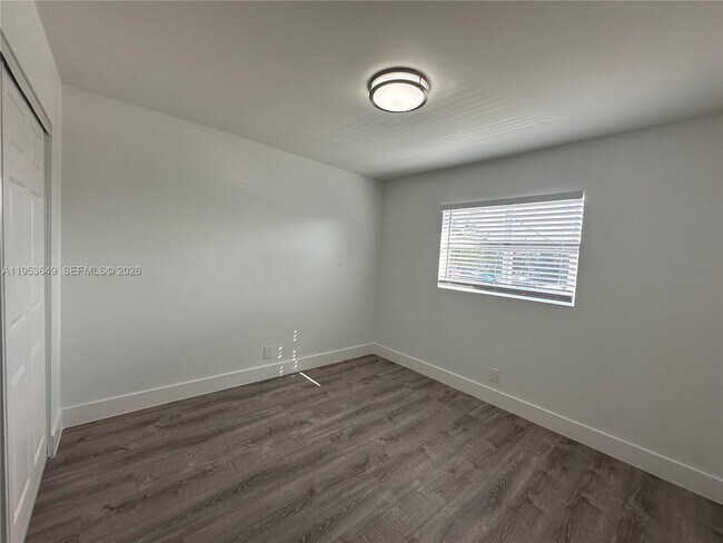 Building Photo - 5841 SW 36th Ct