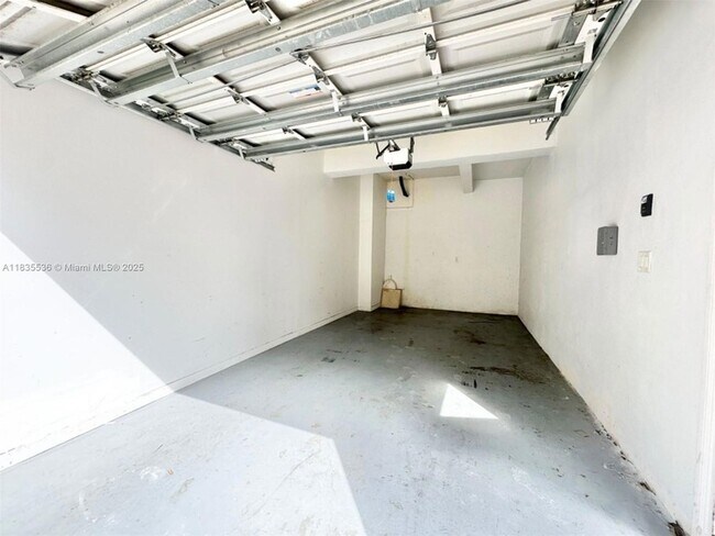Building Photo - 483 Menendez Ave