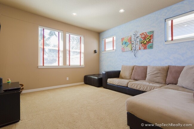 Building Photo - Stunning 3BD | 3BA | Luxury Single Family Home in Orenco | Near Intel & Park | Fenced Yard I Sola...