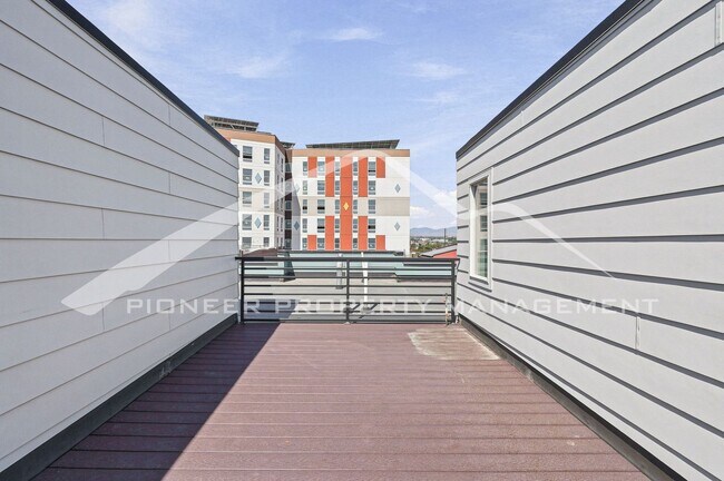 Building Photo - 940 Navajo St