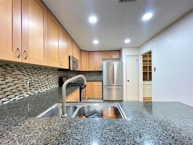 Building Photo - 5912 Avery Island Ave